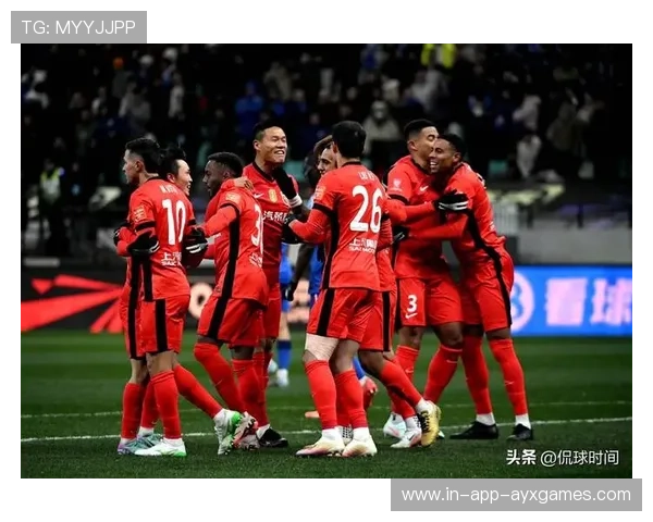 上海海港杨希回追到位，门前滑铲封堵射门