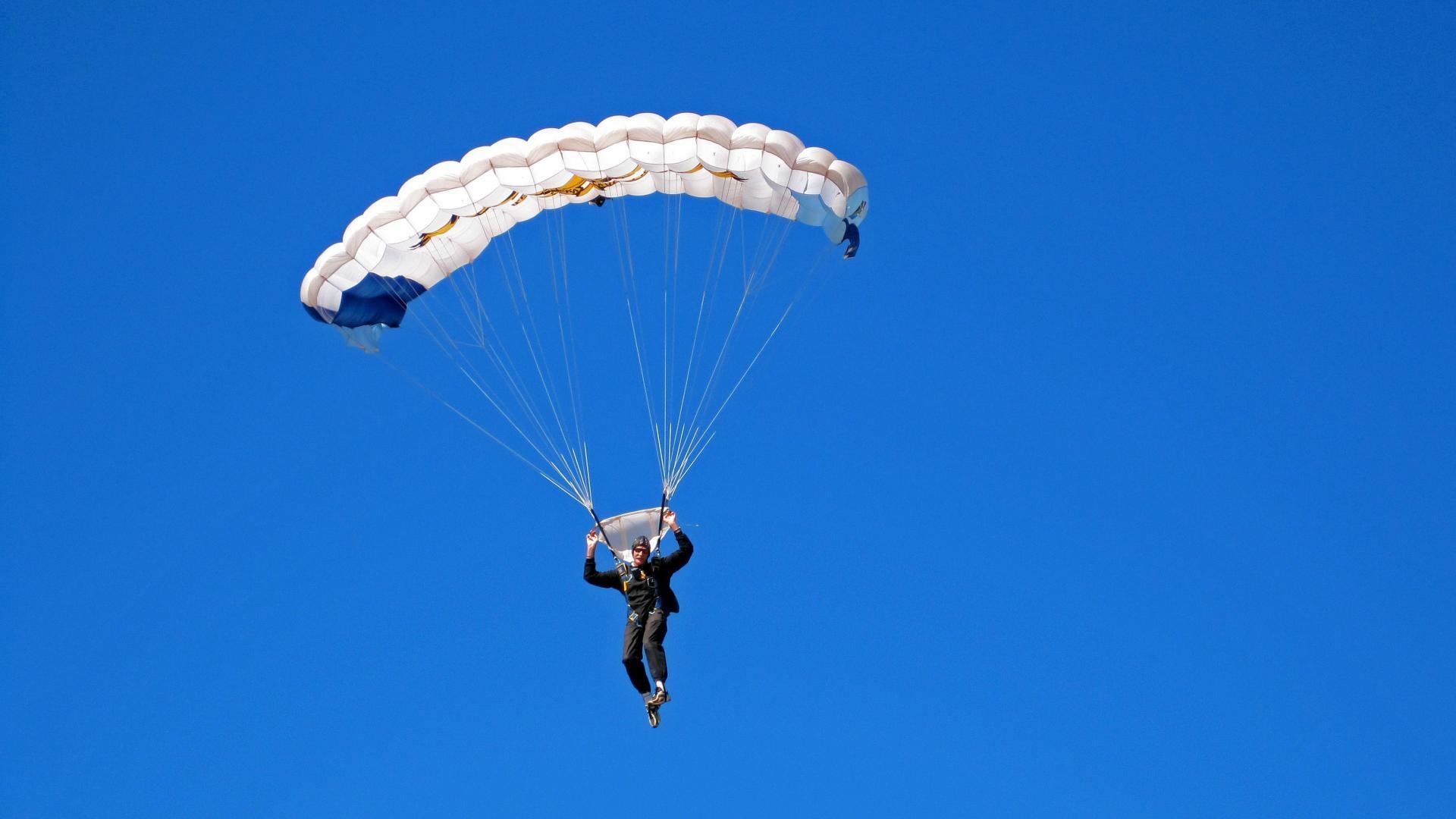 “荒野追击：沙漠与山林的极限战斗”，荒野 沙漠