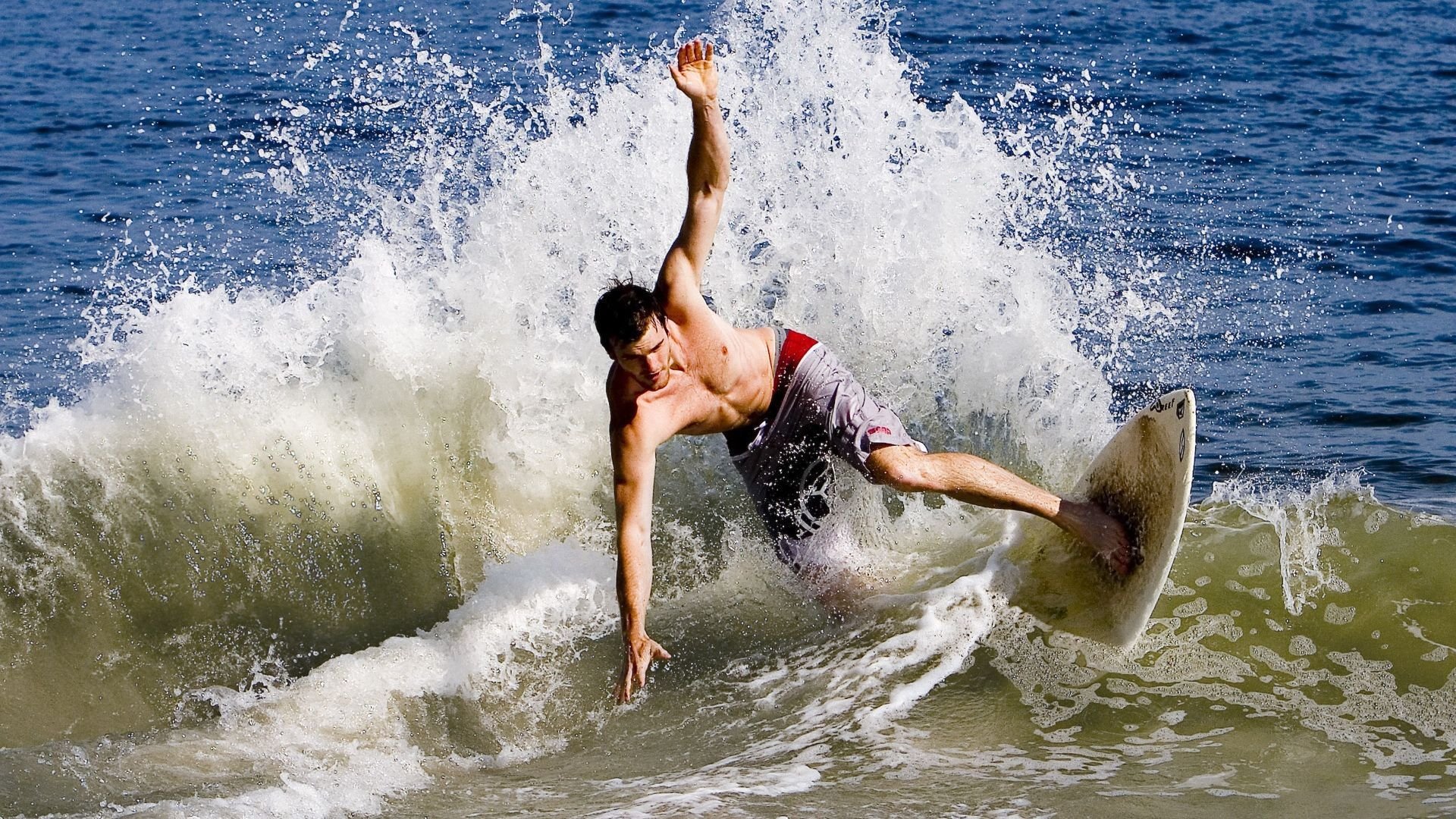 “震撼冲撞:惊心动魄的碰撞现场”,震撼一下